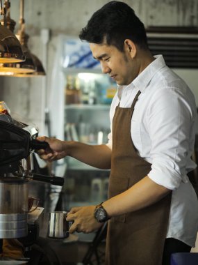 Kafede, yaşam kavramı çalışan mutlu Asya barista adam.