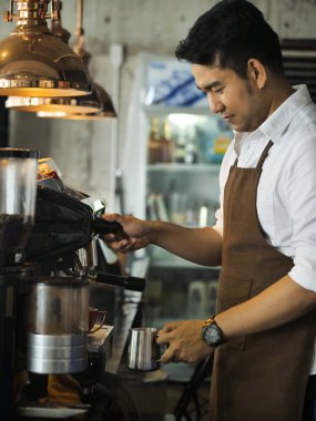 Kafede, yaşam kavramı çalışan mutlu Asya barista adam.