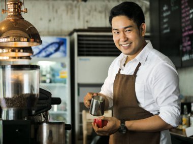 Kafede, yaşam kavramı çalışan mutlu Asya barista adam.