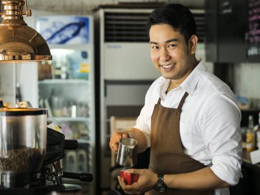 Kafede, yaşam kavramı çalışan mutlu Asya barista adam.