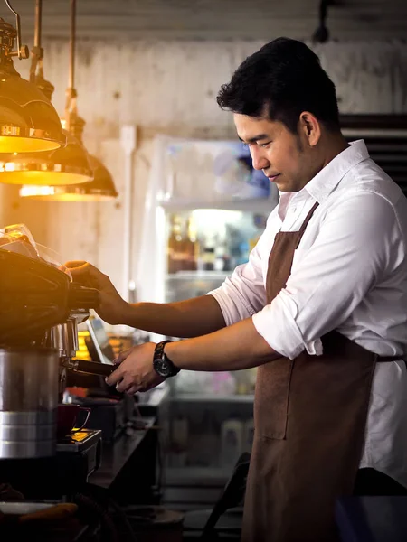 Kafede, yaşam kavramı çalışan mutlu Asya barista adam. — Stok fotoğraf