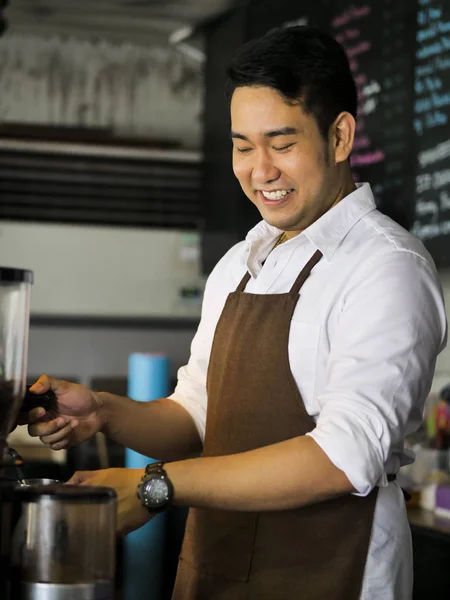 Feliz asiático barista hombre trabajando en café, estilo de vida concepto . —  Fotos de Stock