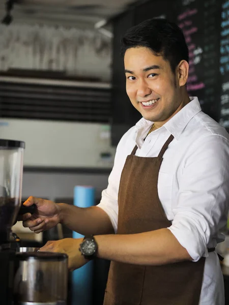 Feliz asiático barista hombre trabajando en café, estilo de vida concepto . —  Fotos de Stock