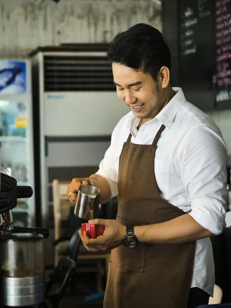 Feliz asiático barista hombre trabajando en café, estilo de vida concepto . —  Fotos de Stock