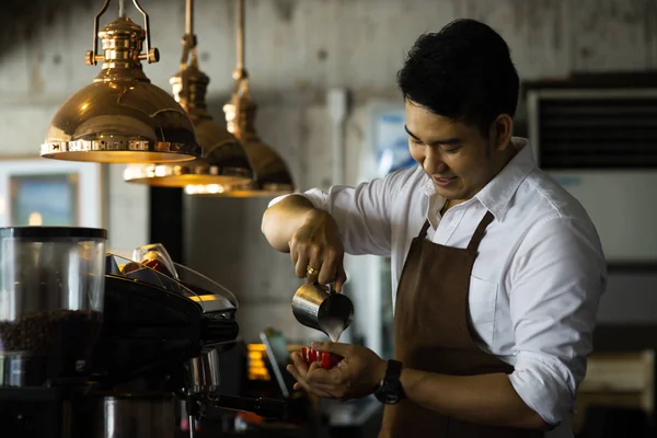 Człowiek szczęśliwy Azjatycka barista praca w kawiarni, koncepcja stylu życia. — Zdjęcie stockowe