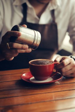 İçki kırmızı Kupası'nda üzerinde çikolata toz el sprinkles.
