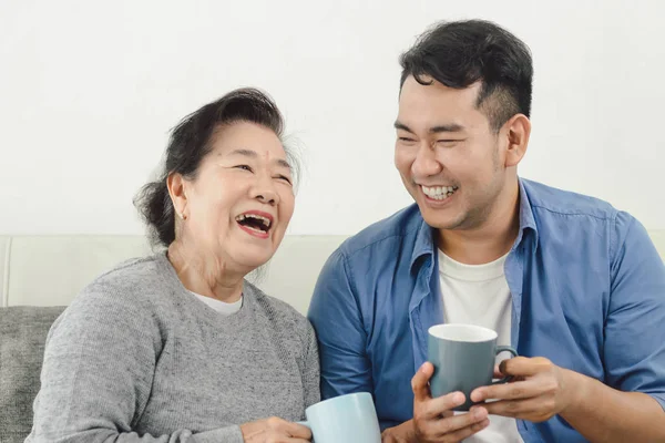 Aziatische moeder en haar zoon praten en drinken thuis, Lifestyle — Stockfoto