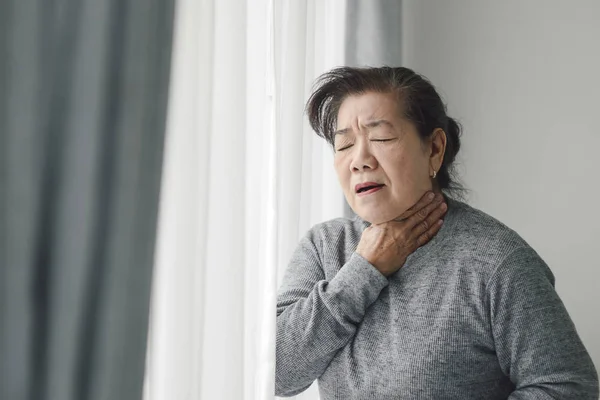 Mulher idosa asiática tem uma tosse em casa, conceito de estilo de vida . — Fotografia de Stock