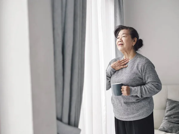 Asiatiska Senior kvinna har en hosta hemma, livsstil Concept. — Stockfoto