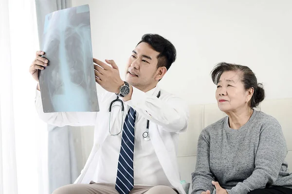 X 線の結果を表示する高齢者の女性の医者 — ストック写真