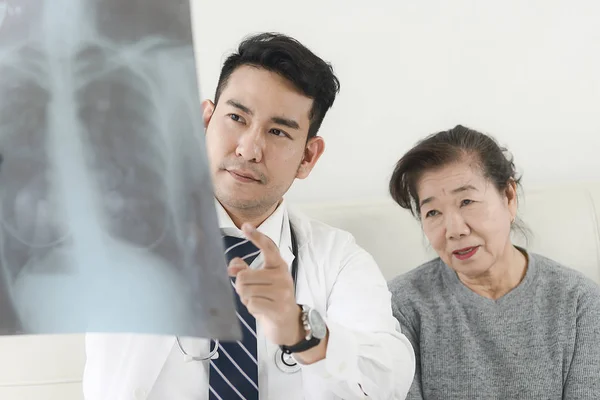X 線の結果を表示する高齢者の女性の医者 — ストック写真