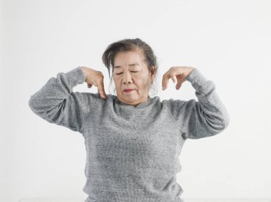 Asyalı yaşlı kadın omuz ve kollar, yaşam tarzı con egzersiz