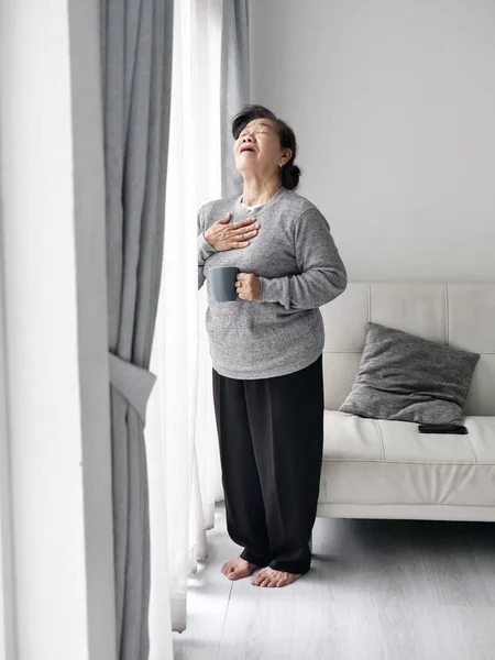 Asian starszy kobieta mający zawał serca podczas pobyt w Dom ALO — Zdjęcie stockowe