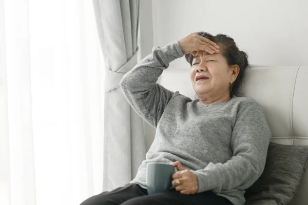 Asiatiska Senior Kvinna Har Huvudvärk Hemma Hälso Och Sjukvård Koncept — Stockfoto