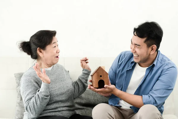 Asiatique homme acheter maison pour sa mère, concept immobilier . — Photo