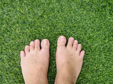Yeşil çim arka plan üzerinde Feets.