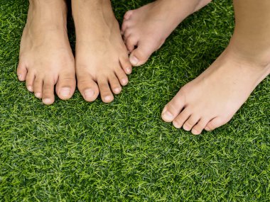 Yeşil çim arka plan üzerinde Feets.