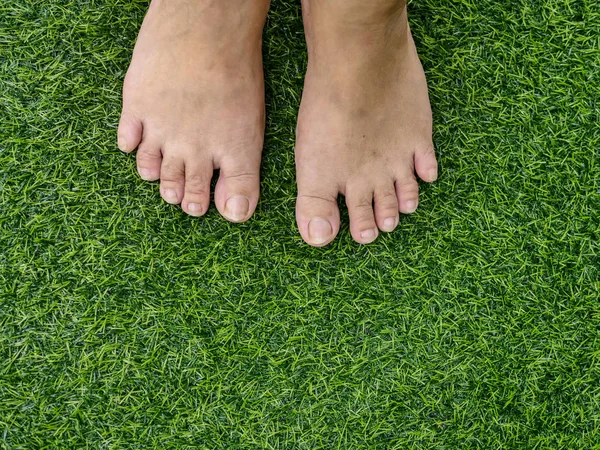 Feets na zielonym tle trawy. — Zdjęcie stockowe