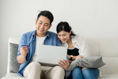 Alışveriş online kredi kartı holding ile mutlu Asya çift ve 