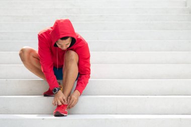 Asyalı erkek koşucu atlet eğitim ve egzersiz açık havada yapıyor