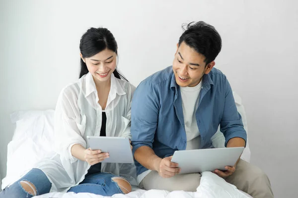 Surpreendente casal asiático usando laptop em casa, conceito de estilo de vida . — Fotografia de Stock