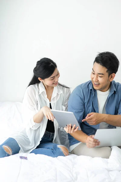 Surpreendente casal asiático usando laptop em casa, conceito de estilo de vida . — Fotografia de Stock