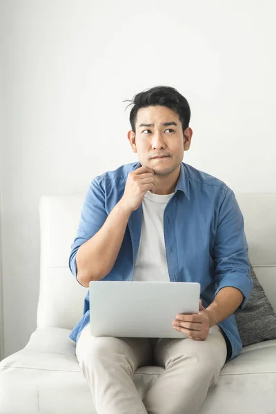 Hangsúlyozta, ázsiai ember használ laptopot otthon, életmód koncepció — Stock Fotó