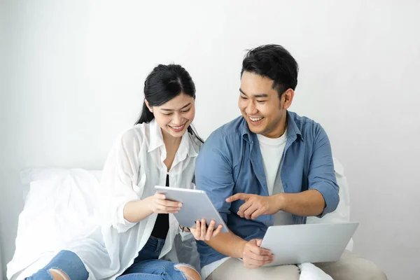 Meglepő ázsiai pár használó laptop otthon, életmód koncepció. — Stock Fotó