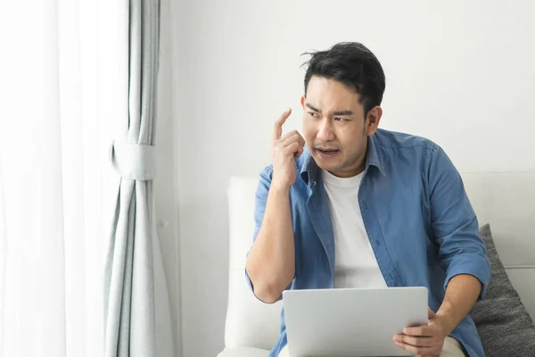 Benadrukte Aziatische man met behulp van laptop thuis, lifestyle concept met — Stockfoto