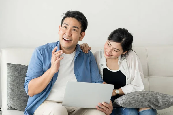 Feliz pareja asiática de compras en línea con la celebración de la tarjeta de crédito y — Foto de Stock