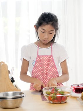 Asyalı kız evde cupcake dekorasyon için learing, yaşam tarzı con