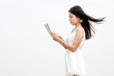 Harita sahilde tutan mutlu turist kadın.