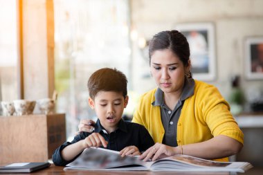 Asya Anne oğlunu okuma bir kitap, yaşam tarzı kavram öğretim.