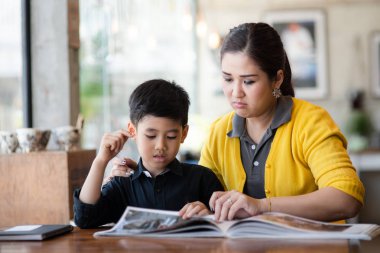Asya Anne oğlunu okuma bir kitap, yaşam tarzı kavram öğretim.