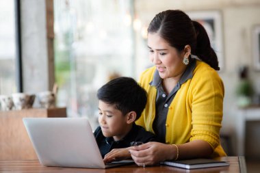 Mutlu Asya anne ve oğlu dizüstü evde kullanma.