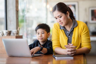 Mutlu Asya anne ve oğlu dizüstü evde kullanma.