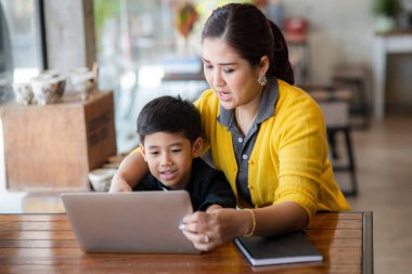 Mutlu Asya anne ve oğlu dizüstü evde kullanma.