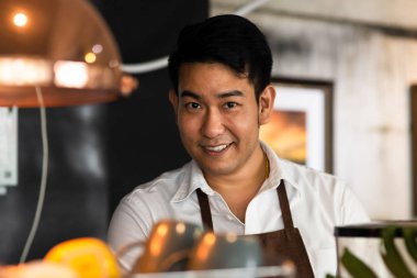 Kafede, yaşam kavramı çalışan mutlu Asya barista adam.