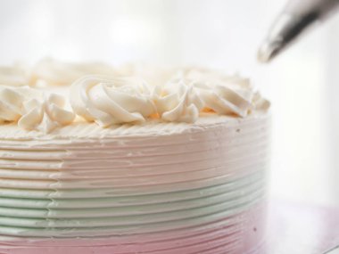 Bir hamur işi çanta kullanarak kremalı kek Tepesi pudra,