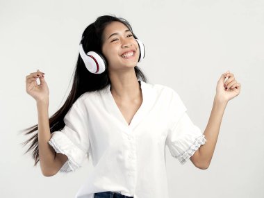 Dans Asyalı genç kız kulaklık kullanarak, hareket bulanıklığı.