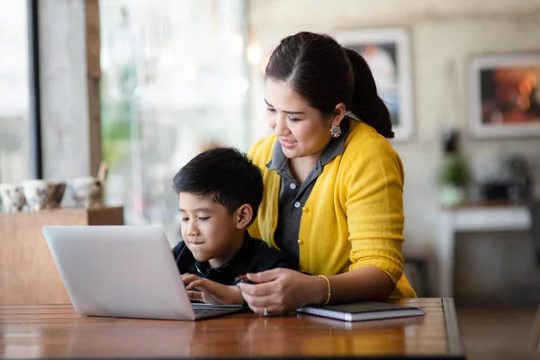 Boldog ázsiai anya és fia használ a laptop otthon. — Stock Fotó