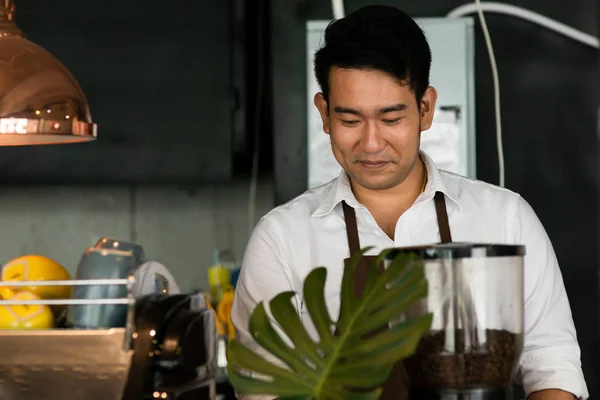 Kafede, yaşam kavramı çalışan mutlu Asya barista adam. — Stok fotoğraf