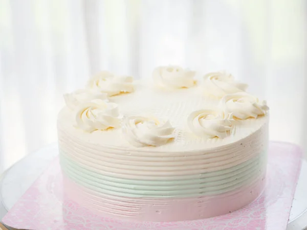 Bolo de creme de manteiga na mesa, conceito de comida . — Fotografia de Stock