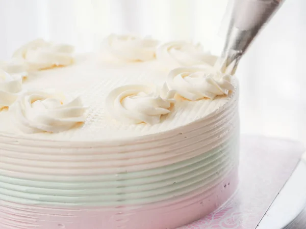 Gâteaux de garniture de confiseur avec de la crème à l'aide d'un sac à pâtisserie , — Photo