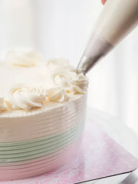Pasteles de relleno de pastelería con crema usando una bolsa de pastelería , —  Fotos de Stock