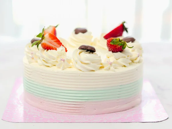 Geschlossener Vanillekuchen Mit Buttercreme Bedeckt Und Mit Erdbeerscheiben Dekoriert — Stockfoto