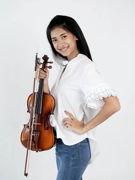 Mooie Aziatische vrouw spelen van de viool, levensstijl concept. — Stockfoto
