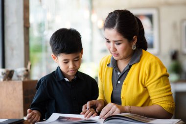 Asya Anne oğlunu okuma bir kitap, yaşam tarzı kavram öğretim.
