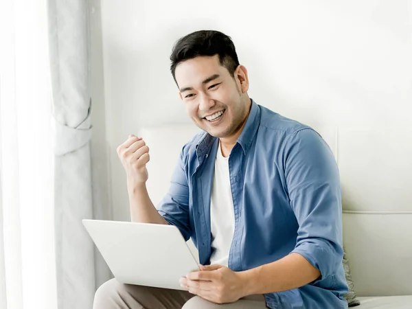 Boldog ázsiai üzletember felemeli a karját, ha siker, lifesty — Stock Fotó