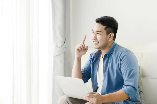 Boldog ázsiai ember kezd ötlet munka közben a laptop otthon, l — Stock Fotó